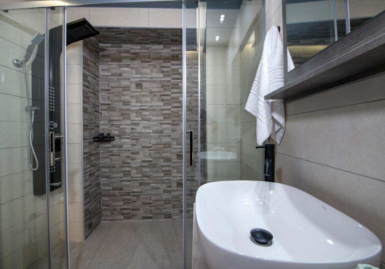 Rena'S Luxury Apartment With Free Private Parking Ханя Екстериор снимка